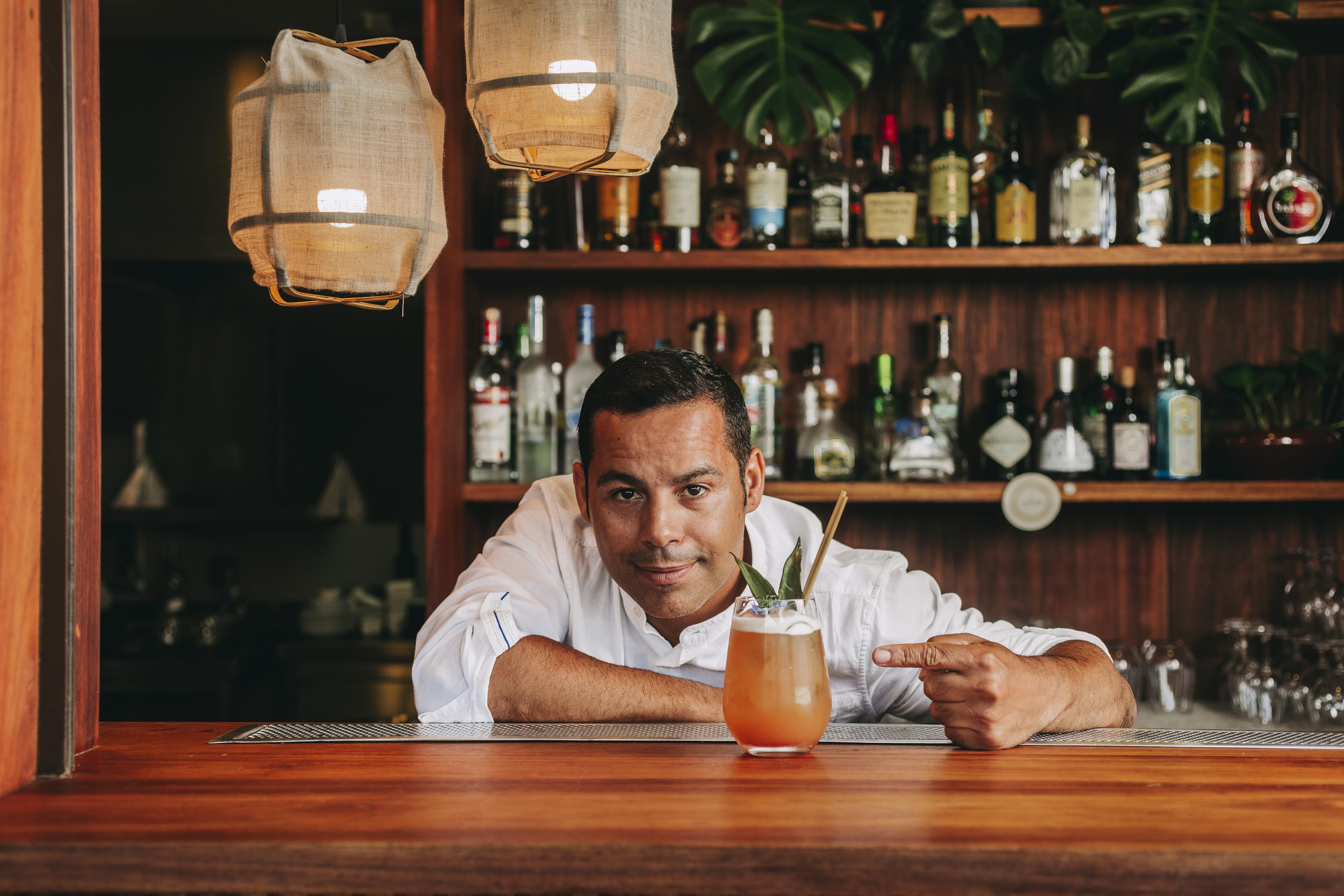 ザ ヴィンテージ ホテル&スパ リスボン エクステリア 写真 A bartender at work