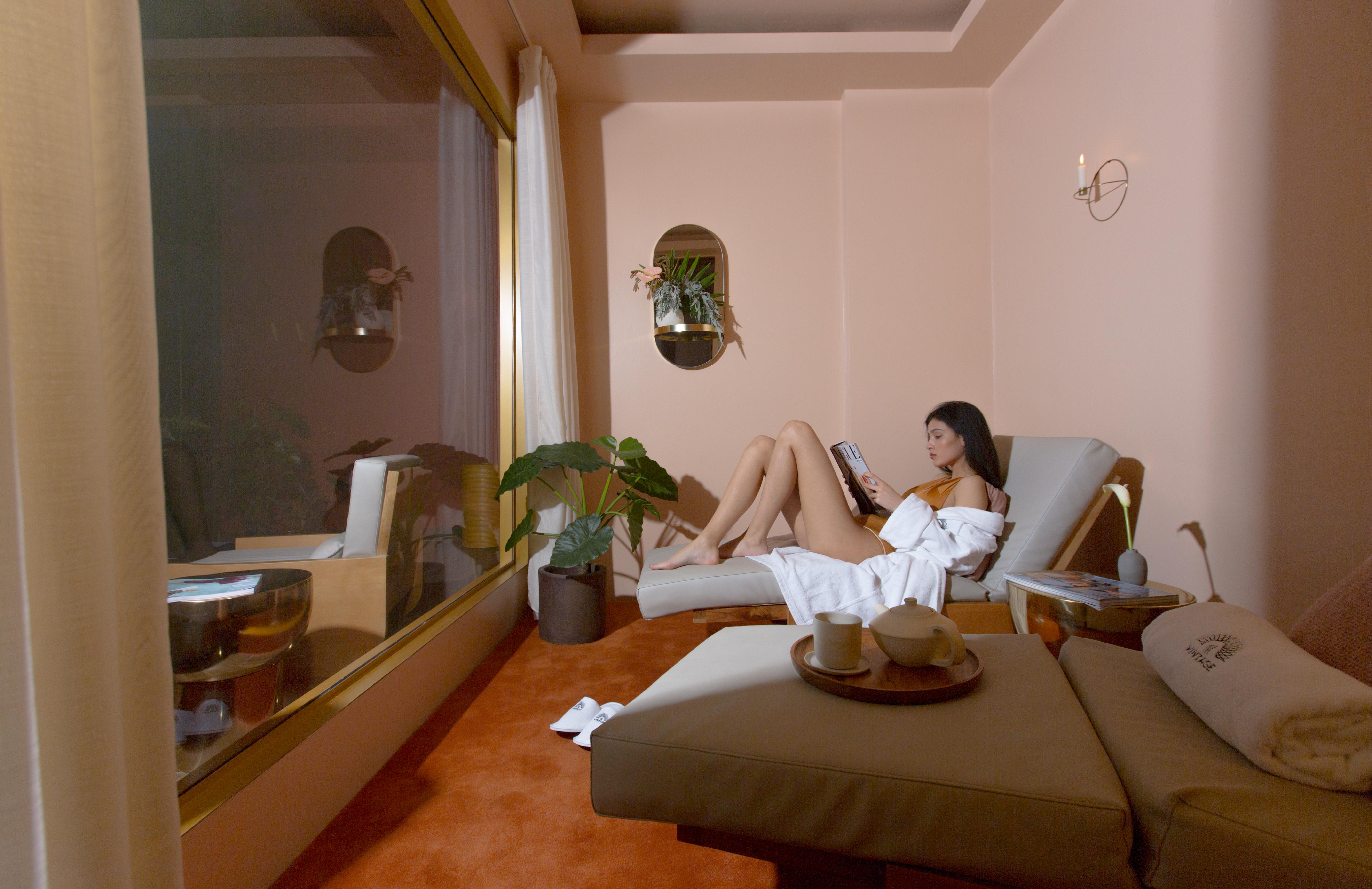 ザ ヴィンテージ ホテル&スパ リスボン エクステリア 写真 A woman relaxing in a spa