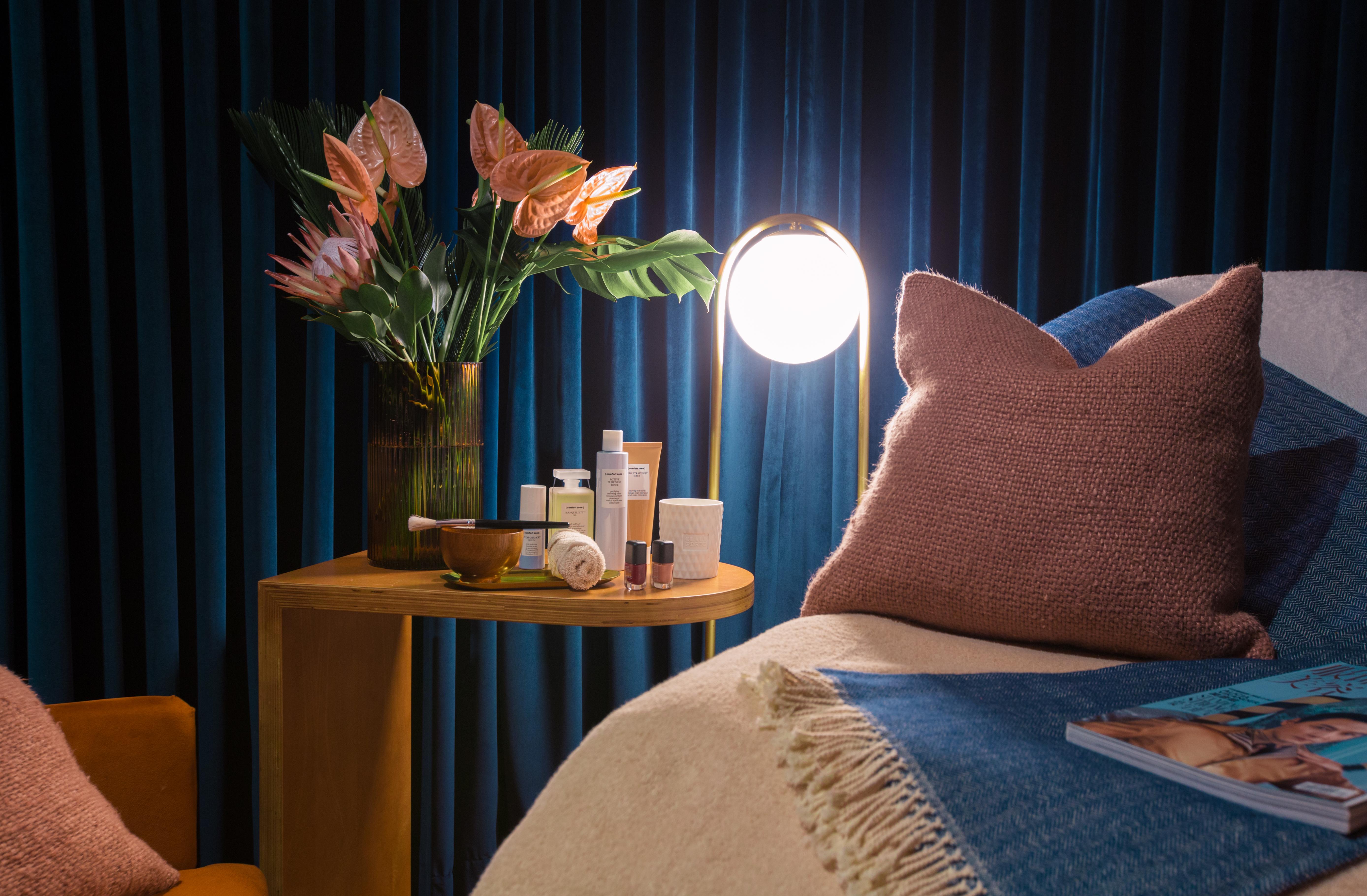 ザ ヴィンテージ ホテル&スパ リスボン エクステリア 写真 A bedroom with a blue curtain