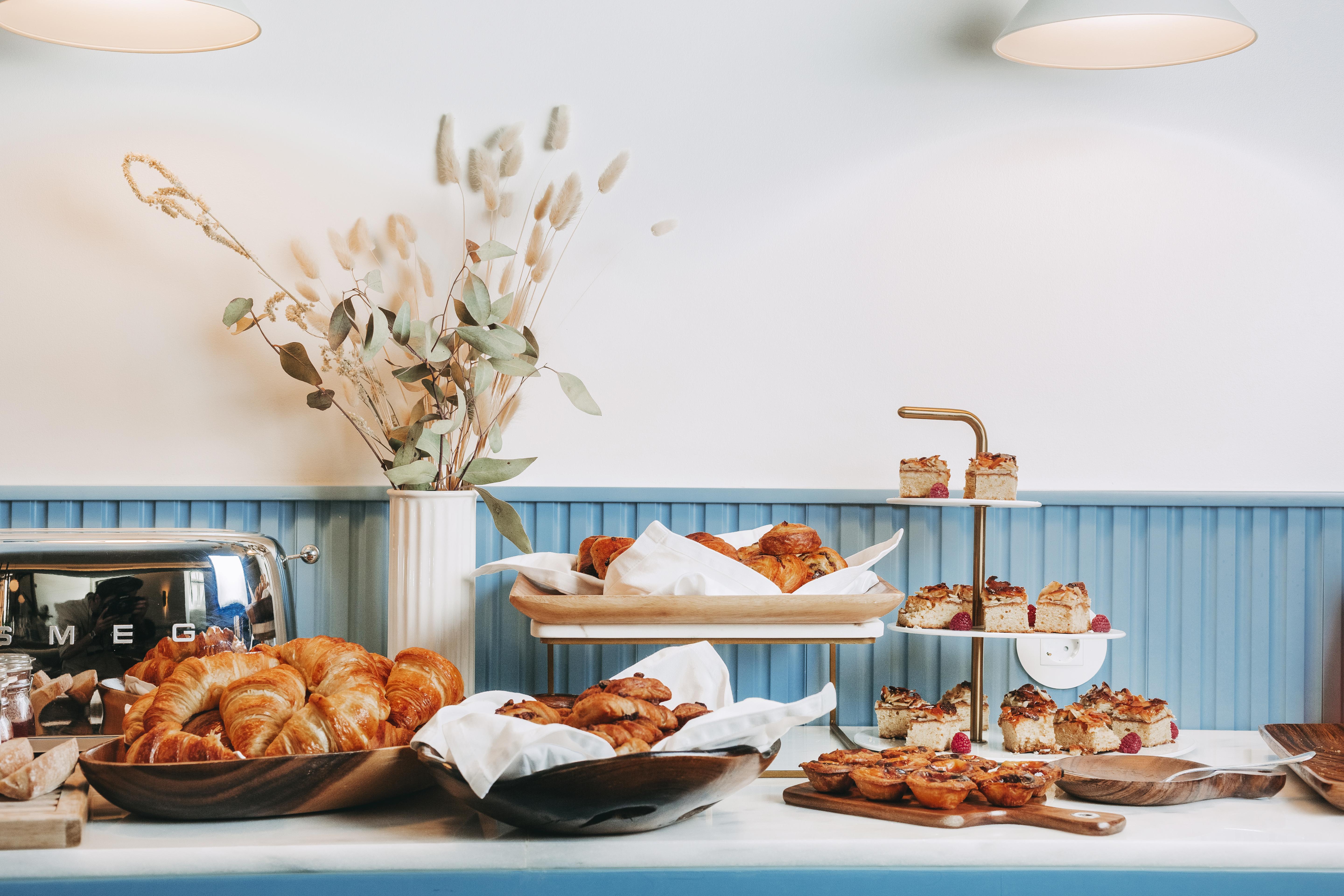 ザ ヴィンテージ ホテル&スパ リスボン エクステリア 写真 A selection of pastries at a bakery