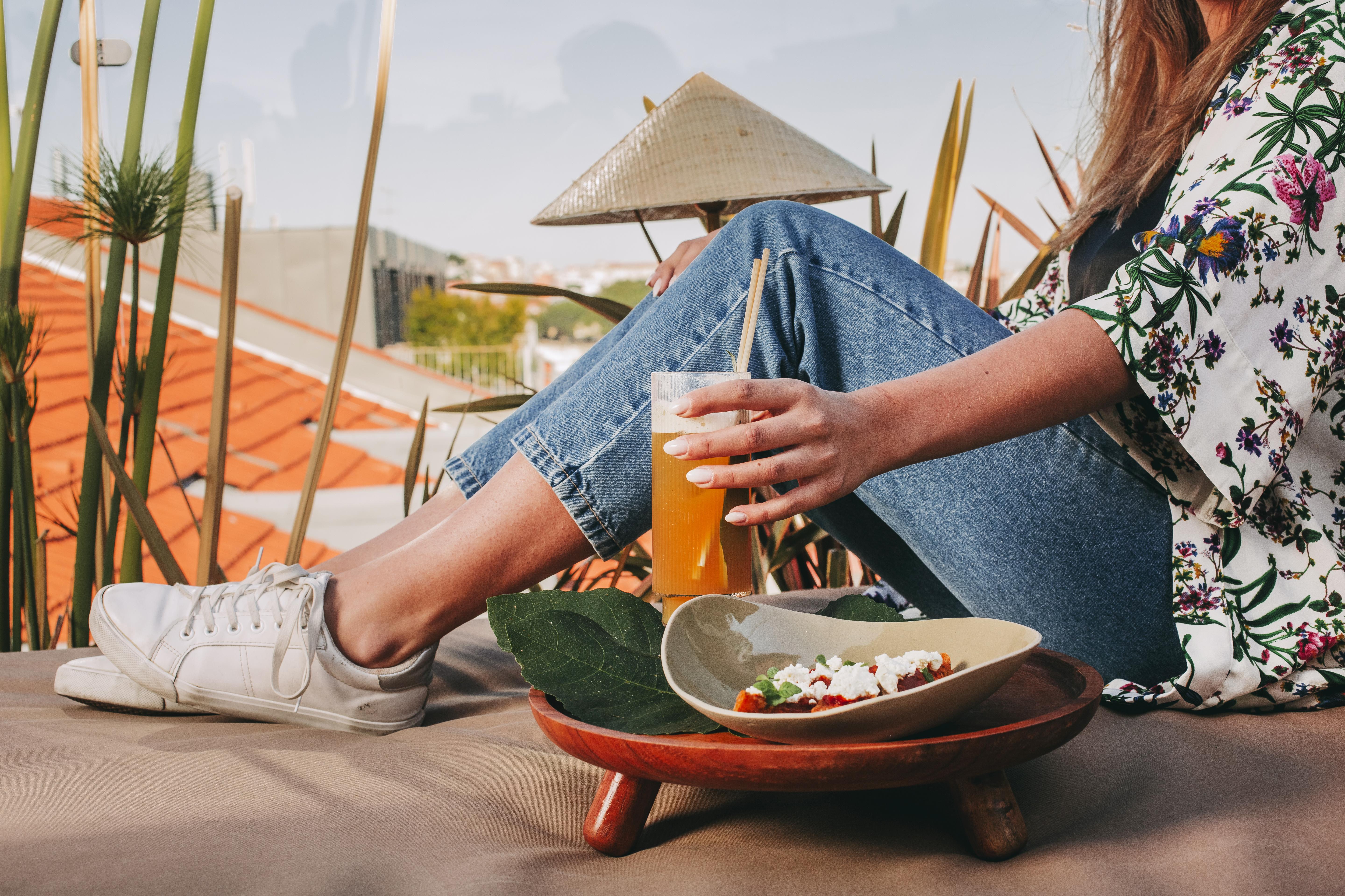 ザ ヴィンテージ ホテル&スパ リスボン エクステリア 写真 A woman drinking a glass of beer