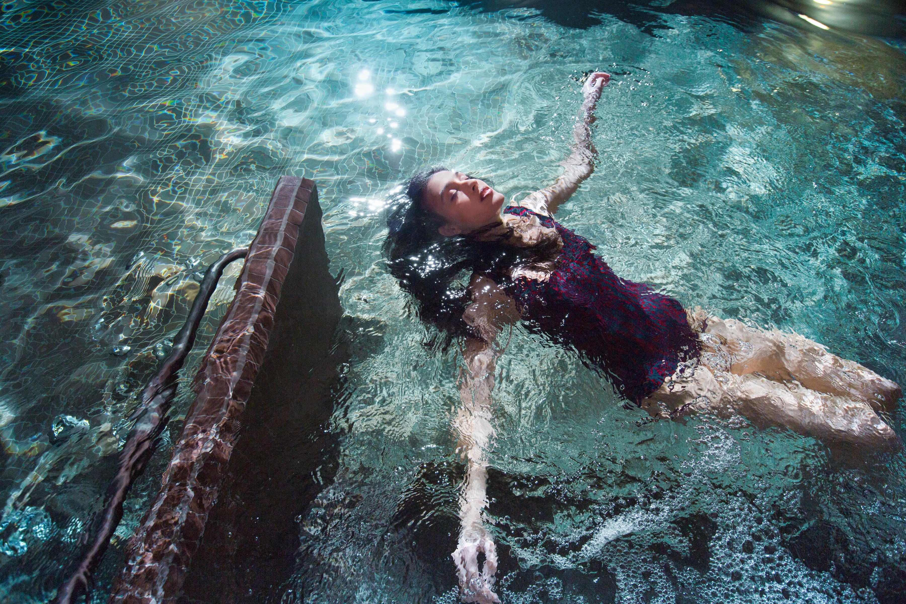 ザ ヴィンテージ ホテル&スパ リスボン エクステリア 写真 A woman floating in the water at the Blue Lagoon