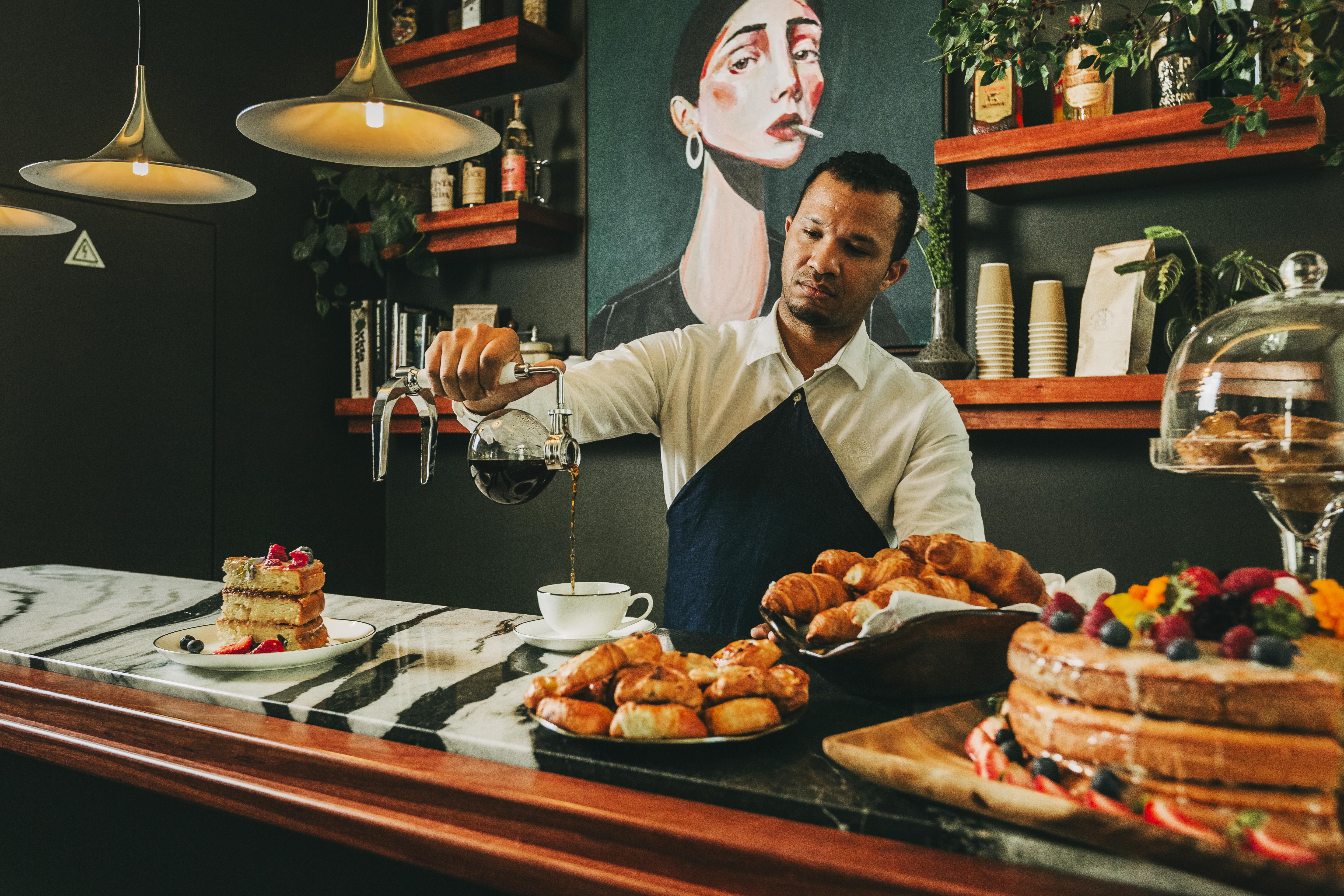 ザ ヴィンテージ ホテル&スパ リスボン エクステリア 写真 A barista at work