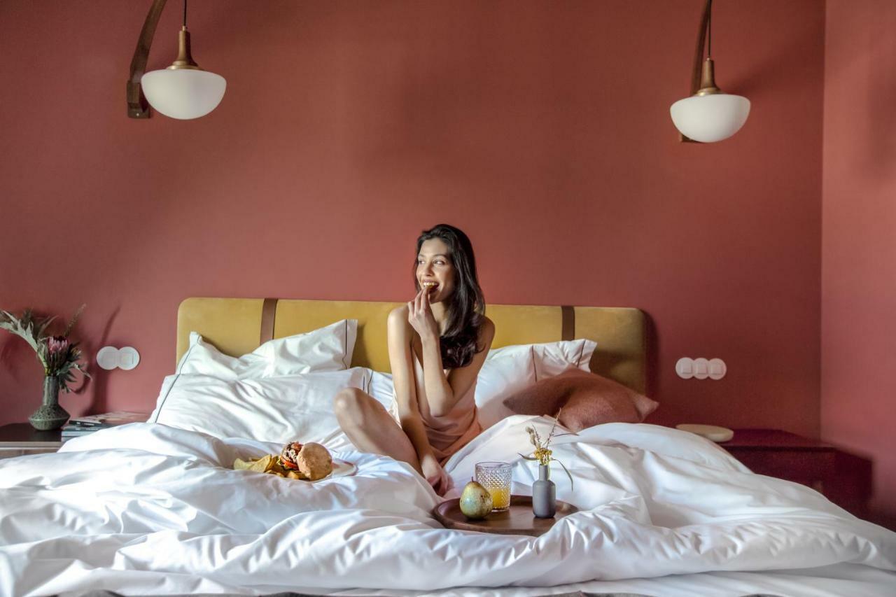 ザ ヴィンテージ ホテル&スパ リスボン エクステリア 写真 A woman in bed